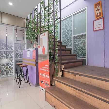 Hotel Reddoorz @ Gatot Subroto Street Bandung 3 Exteriér fotografie