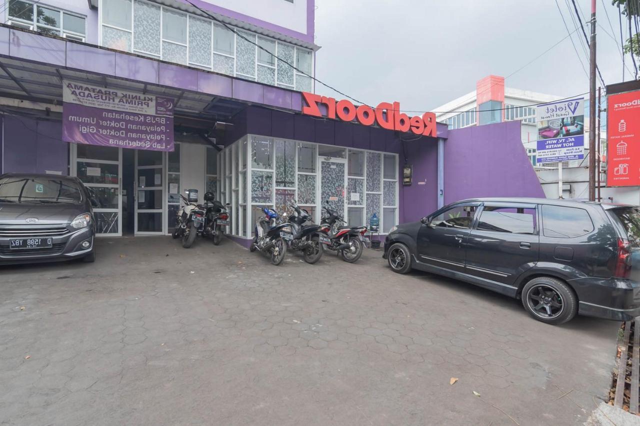 Hotel Reddoorz @ Gatot Subroto Street Bandung 3 Exteriér fotografie